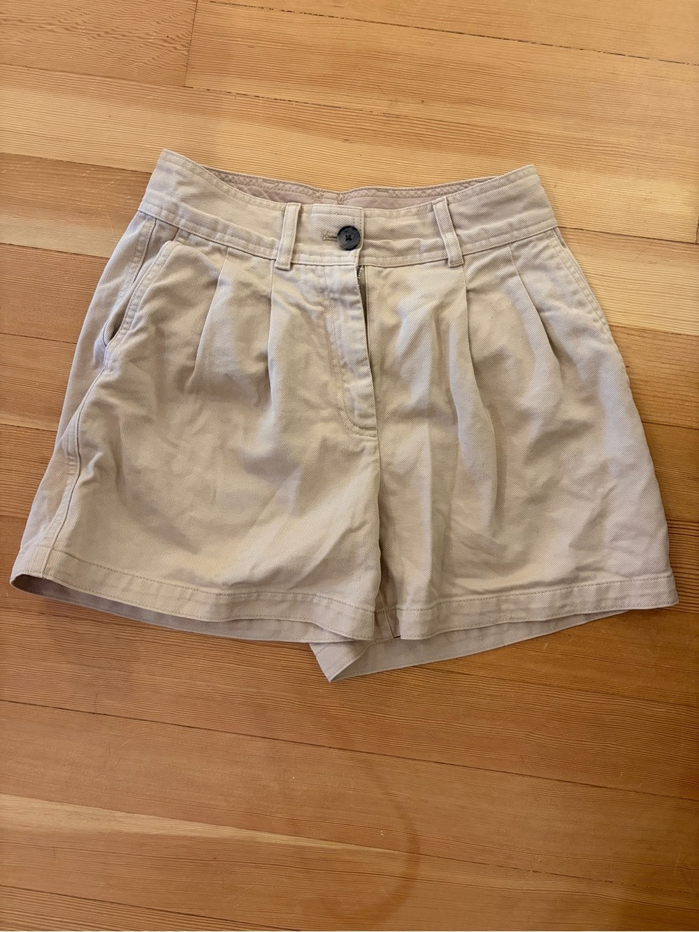 Aritzia - Babaton - Pleated Khaki Shorts - Classic Casual